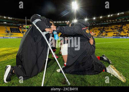 Wellington, nuova Zelanda, 15 giugno 2024. I membri della squadra dei Chiefs celebrano la vittoria della loro squadra sugli Hurricanes dopo la semifinale del Super Rugby tra Hurricanes e Chiefs allo Sky Stadium il 15 giugno 2024 a Wellington, nuova Zelanda. Crediti: James Foy/Speed Media/Alamy Live News Foto Stock