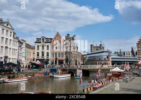 Gand, Belgio; giugno,06,2024;l'argine del fiume Graslei Lys è uno dei luoghi più pittoreschi del centro storico di Gand, Belgio. Foto Stock