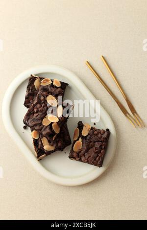 Vista dall'alto, Chocochips di mandorle Brownies su piatto ovale Foto Stock