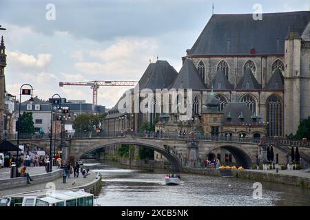 Gand, Belgio; giugno,06,2024;Ponte medievale di Sint-Michielskerk (San Michele) su Leie. Vista sulla chiesa e sul canale Foto Stock