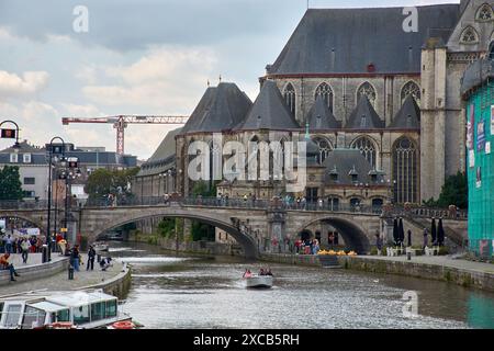 Gand, Belgio; giugno,06,2024;Ponte medievale di Sint-Michielskerk (San Michele) su Leie. Vista sulla chiesa e sul canale Foto Stock