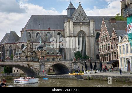 Gand, Belgio; giugno,06,2024;Ponte medievale di Sint-Michielskerk (San Michele) su Leie. Vista sulla chiesa e sul canale Foto Stock