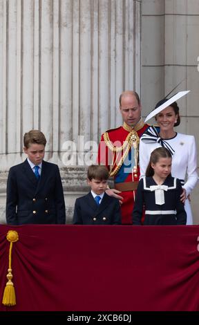 15 giugno 2024. Londra, Regno Unito. I membri della famiglia reale britannica fanno la loro tradizionale apparizione sul balcone di Buckingham Palace dopo Trooping the Colour 2024. Da sinistra a destra: Principe Giorgio; principe Guglielmo, principe di Galles; principe Luigi; Caterina, principessa di Galles; principessa Carlotta. Crediti: Malcolm Park/Alamy Foto Stock