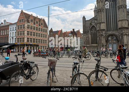 Gand, Belgio; giugno,06,2024;turisti e biciclette nella città vecchia di Gand, Belgio Gand è la città più bella del Belgio, ricca di storia e Foto Stock