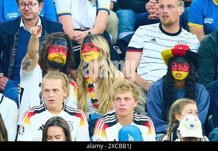 Heidi Klum (GNTM) con il marito Tom Kaulitz e quattro figli Lou (accanto a lei), Johan, Henry e Leni con il fidanzato Aris Rachevsky nella fase a gironi GERMANIA - SCOZIA 5-1 dei Campionati europei UEFA 2024 il 14 giugno 2024 a Monaco, Germania. Fotografo: Peter Schatz Foto Stock