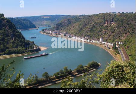 Vista sul fiume Reno e sul castello di Katz sopra St. Goarshausen (vista dalla roccia di Loreley, Germania) Foto Stock