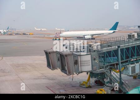 Parcheggio aereo vuoto all'aeroporto in attesa di un aereo di linea con passerella per ponti aerei. Foto Stock