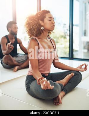 Lezione, meditazione e yoga con donna sul pavimento dello studio per la salute mentale, la pace o il benessere. Equilibrio, consapevolezza e pilates con la persona consapevole Foto Stock