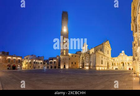 Panorama della vuota Piazza del Duomo a Lecce, Italia, all'ora blu Foto Stock