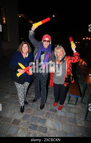 Judith Stückler, Julian F. M. Stoeckel und Stefanie Simon bei der Ankunft zum EM-public-viewing EM-Eröffnungsspiel Deutschland vs. Schottland im Berli Foto Stock