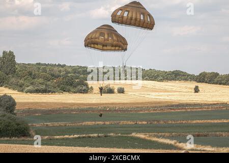 Raccolta di patate da un giardino in Germania, piantata e raccolta da soli, coltivazioni domestiche e giardinaggio domestico Foto Stock