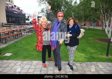 Stefanie Simon, Julian F. M. Stoeckel und Judith Stückler bei der Ankunft zum EM-public-viewing EM-Eröffnungsspiel Deutschland vs. Schottland im Berlin Foto Stock