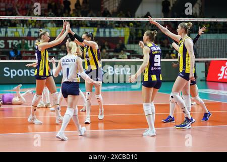 ISTANBUL, TURKIYE - 4 FEBBRAIO 2024: I giocatori del Fenerbahce Opet celebrano il punteggio ottenuto durante la partita del Galatasaray Daikin Turkish Sultans League a Burha Foto Stock