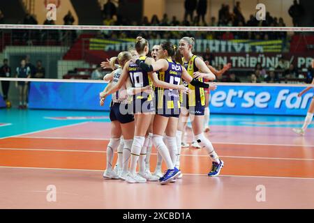 ISTANBUL, TURKIYE - 4 FEBBRAIO 2024: I giocatori del Fenerbahce Opet celebrano il punteggio ottenuto durante la partita del Galatasaray Daikin Turkish Sultans League a Burha Foto Stock