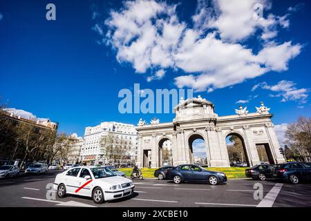 Puerta de Alcalá, porta Alcalá, rotatoria di Plaza de la Independencia, Madrid, Spagna, Europa Foto Stock