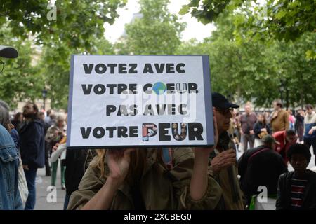 Parigi, Francia. 15 giugno 2024. Manifestazione per il fronte popolare e contro l'estrema destra a Parigi, Francia, il 15 giugno 2024. Foto di Karim Ait Adjedjou/ABACAPRESS. COM credito: Abaca Press/Alamy Live News Foto Stock