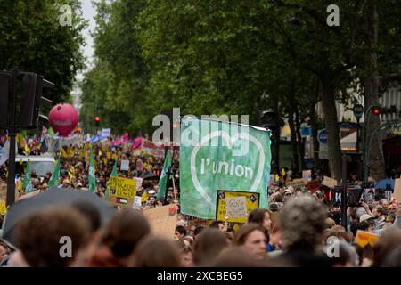 Parigi, Francia. 15 giugno 2024. Manifestazione per il fronte popolare e contro l'estrema destra a Parigi, Francia, il 15 giugno 2024. Foto di Karim Ait Adjedjou/ABACAPRESS. COM credito: Abaca Press/Alamy Live News Foto Stock