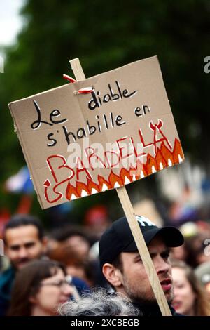Parigi, Francia. 15 giugno 2024. Manifestazione per il fronte popolare e contro l'estrema destra a Parigi, Francia, il 15 giugno 2024. Foto di Karim Ait Adjedjou/ABACAPRESS. COM credito: Abaca Press/Alamy Live News Foto Stock