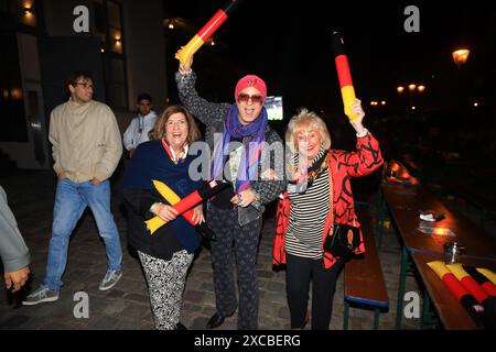 Judith Stückler, Julian F. M. Stoeckel und Stefanie Simon bei der Ankunft zum EM-public-viewing EM-Eröffnungsspiel Deutschland vs. Schottland im Berli Foto Stock