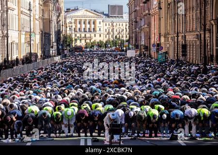 I musulmani eseguono una preghiera festosa al Moskovsky Prospekt di San Pietroburgo durante la festa Eid al-Adha, che i musulmani celebrano in tutto il mondo, e in Russia si chiama Kurban-Bairam. EID al-Adha (in arabo) è una festa del sacrificio, che è una delle principali nell'Islam. EID al-Adha segna la fine dell'Hajj, il pellegrinaggio annuale dei musulmani di tutto il mondo alla Mecca. Durante il giorno, si svolge il rituale principale di Eid al-Adha: Sacrificio. Di solito, un ariete viene macellato per questo, ma sono ammessi anche cammelli, mucche e pecore. (Foto di Artem Priakhin/SOPA Images/Sipa USA) Foto Stock