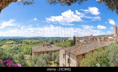 San Gimignano, Toscana, Italia; 22 giugno 2024 - Una vista dello skyline di San Gimignano, Toscana, Italia Foto Stock