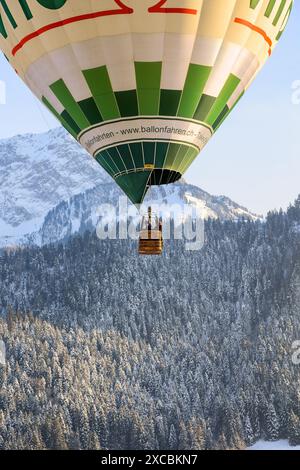 Chateau d'oex, Svizzera - gennaio 29. 2023: Una mongolfiera in fase di cloaseup che vola e galleggia sulle Alpi svizzere al 43° Internazionale Foto Stock