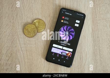 KIEV, UCRAINA - 20 APRILE 2024 Tronix App Telegram bot sullo schermo dello smartphone. TRONIX App è un videogioco cripto basato su Viral Telegram per guadagnare token TRX da m Foto Stock