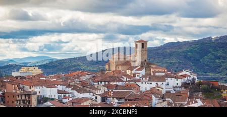 Villaggio di Hervas visto dal lato nord, villaggio di Ambroz Valley. Caceres, Estremadura, Spagna Foto Stock