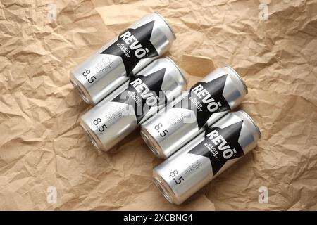 KIEV, UCRAINA - 20 APRILE 2024 lattine di Revo alco Energy drink in nuovo design con logo in primo piano stella nera Foto Stock