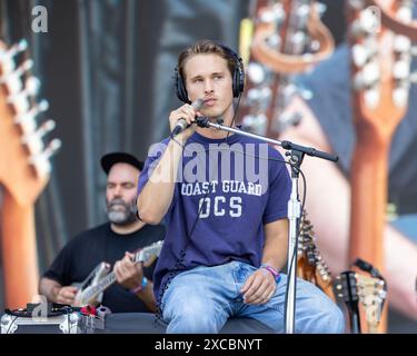 Cantante Ryan Beatty durante il Bonnaroo Music and Arts Festival il 15 giugno 2024, a Manchester, Tennessee (foto di Daniel DeSlover/Sipa USA) Foto Stock