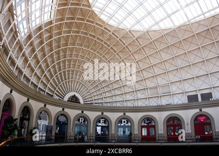 Leeds Regno Unito: 2 giugno 2024: Centro commerciale al coperto Leeds Corn Exchange con negozi alla moda e stravaganti Foto Stock