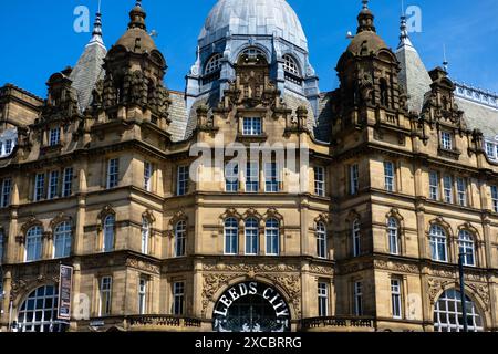 Leeds Inghilterra: 2 giugno 2024: Edificio esterno del Leeds Kirkgate Market Hall il giorno del sole. Vicar Lane nel centro di Leeds con dettagli architettonici Foto Stock