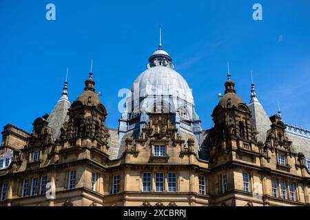 Leeds Inghilterra: 2 giugno 2024: Edificio esterno del Leeds Kirkgate Market Hall il giorno del sole. Vicar Lane nel centro di Leeds con dettagli architettonici Foto Stock