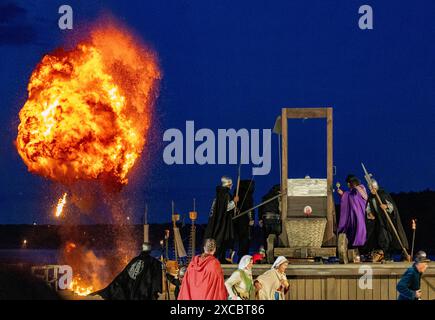 Premiere der Stoertebeker Festspiele 2024 Explosionen und Feuerbaelle umrahmen die Hinrichtungsszene der Stoertebeker-Festspiele. MIT der Premiere des Theaterstuecks ÂHamburg 1401Â Begnt Die 30. Saison des Open-Air-Theaters rund um die legendaeren Piraten Klaus Stoertebeker und Goedeke Michels auf der Insel Ruegen. Die Stoertebeker-Festspiele werden bis zum 31. Agosto 2024 auf der Naturbuehne a Ralswiek gezeigt. Ralswiek Mecklenburg-Vorpommern Deutschland *** Premiere del Festival Stoertebeker 2024 esplosioni e palle di fuoco incorniciano la scena di esecuzione del Festival Stoertebeker la prima Foto Stock