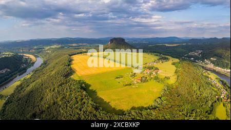 Sächsische Schweiz Der Lilienstein ist einer der markantesten Berge des Elbsandsteingebirges a Sachsen. Er ist der einzige rechtselbische Tafelberg und stellt das Symbol des Nationalparks Sächsische Schweiz dar. Königstein Sachsen Deutschland *** Svizzera sassone il Lilienstein è una delle montagne più suggestive dell'Elba in Sassonia è l'unica montagna da tavola sulla riva destra dell'Elba ed è il simbolo del Parco Nazionale della Svizzera sassone Königstein Sassonia Germania Lilienstein24 00480 Foto Stock