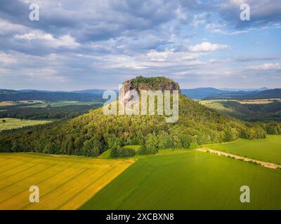 Sächsische Schweiz Der Lilienstein ist einer der markantesten Berge des Elbsandsteingebirges a Sachsen. Er ist der einzige rechtselbische Tafelberg und stellt das Symbol des Nationalparks Sächsische Schweiz dar. Königstein Sachsen Deutschland *** Svizzera sassone il Lilienstein è una delle montagne più suggestive dell'Elba in Sassonia è l'unica montagna da tavola sulla riva destra dell'Elba ed è il simbolo del Parco Nazionale della Svizzera sassone Königstein Sassonia Germania Lilienstein24 00470 1 Foto Stock