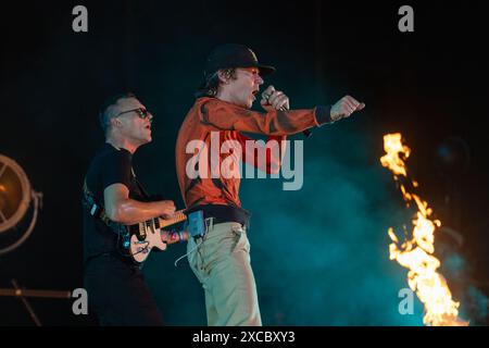 Manchester, Stati Uniti. 15 giugno 2024. Brad Shultz e Matt Shultz di Cage the Elephant durante il Bonnaroo Music and Arts Festival il 15 giugno 2024, a Manchester, Tennessee (foto di Daniel DeSlover/Sipa USA) crediti: SIPA USA/Alamy Live News Foto Stock