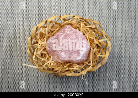 Diversi pezzi di quarzo rosa lucido come sfondo piacevole. Vista dall'alto della fotografia a colori dal minimo Foto Stock