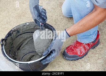 Muratore rendendo malta cementizia. Costruzione di edilizia residenziale. Donostia. San Sebastian. Gipuzkoa. Paese basco. Spagna. Foto Stock