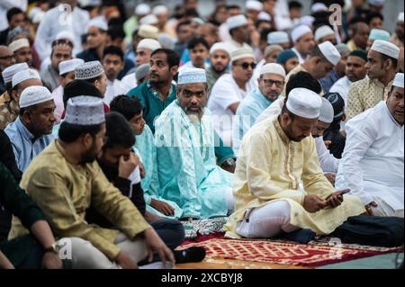 Madrid, Spagna. 16 giugno 2024. La comunità musulmana di Madrid si è riunita per la preghiera di Eid al-Adha. EID al-Adha, noto anche come il "Festival del sacrificio", è un'importante festa islamica celebrata in tutto il mondo che coincide anche con il pellegrinaggio dell'Hajj alla Mecca. Crediti: Marcos del Mazo/Alamy Live News Foto Stock