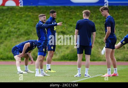 James Forrest (a sinistra), Stuart Armstrong (al centro) e Jack Hendry (a destra) durante una sessione di allenamento allo Stadion am Groben di Garmisch-Partenkirchen, Germania. Data foto: Domenica 16 giugno 2024. Foto Stock