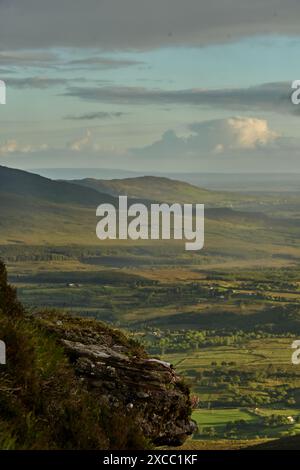 terra paludosa dell'irlanda valle nuvolosa Foto Stock