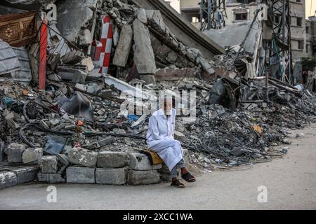 Khan Yunis, territori palestinesi. 16 giugno 2024. Un uomo palestinese siede di fronte a una casa distrutta da aerei da guerra israeliani nella città di Khan Yunis, nella striscia di Gaza meridionale. Crediti: Abed Rahim Khatib/dpa/Alamy Live News Foto Stock