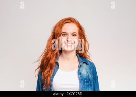 Donna con capelli rossi che indossa la giacca Jean Foto Stock