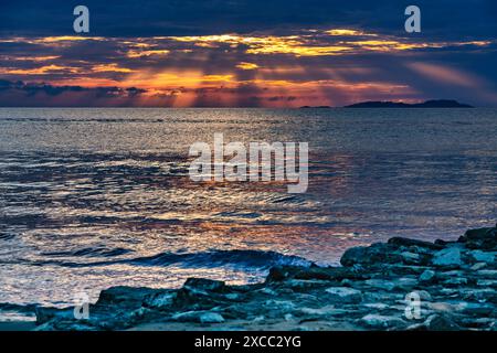 Sonnenuntergang am Strand des Hotels Ibiscus in Roda auf Korfu Foto Stock