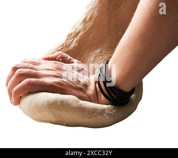 Uno chef esperto prepara l'impasto per la pizza arrotolandolo con le mani mentre lavora in una pizzeria. Processo di preparazione della pizza. Concentrati sulle mani dell'uomo. Foto Stock