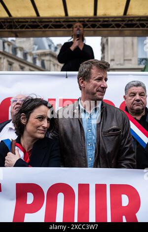 Parigi, Francia. 15 giugno 2024. Olivier Donnars/le Pictorium - dimostrazione contro l'estrema destra alla presenza del nuovo fronte Popolare - 15/06/2024 - Francia/Parigi - Mathilde Panot, ex deputee LFI, presente le program du nouveau Front Populaire lors de la manifestation contre l'Extreme droite a Paris. A ses cotes, Ian Brossat (g.), senateur PC de Paris, Marine Tondelier (dr.), secretaire nationale d'Europe Ecologie Les Verts (EELV) et Yannick Jadot (BAS), senateur EELV de Paris. Crediti: LE PICTORIUM/Alamy Live News Foto Stock