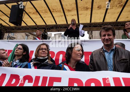 Parigi, Francia. 15 giugno 2024. Olivier Donnars/le Pictorium - dimostrazione contro l'estrema destra alla presenza del nuovo fronte Popolare - 15/06/2024 - Francia/Parigi - Mathilde Panot, ex deputato LFI, presenta il programma del nuovo fronte Popolare alla manifestazione contro l'estrema destra a Parigi. Con lei ci sono Ian Brossat (l.), senatore PC per Parigi, Marine Tondelier (r.), segretario nazionale d'Europa Ecologie Les Verts (EELV) e Yannick Jadot (Bottom), senatore EELV per Parigi. Crediti: LE PICTORIUM/Alamy Live News Foto Stock