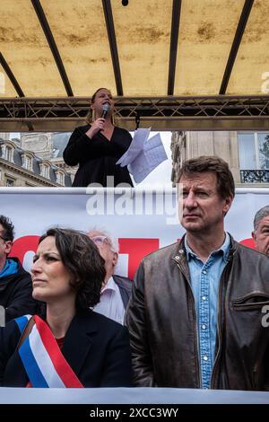 Parigi, Francia. 15 giugno 2024. Olivier Donnars/le Pictorium - dimostrazione contro l'estrema destra alla presenza del nuovo fronte Popolare - 15/06/2024 - Francia/Parigi - Mathilde Panot, ex deputee LFI, presente le program du nouveau Front Populaire lors de la manifestation contre l'Extreme droite a Paris. A ses cotes, Ian Brossat (g.), senateur PC de Paris, Marine Tondelier (dr.), secretaire nationale d'Europe Ecologie Les Verts (EELV) et Yannick Jadot (BAS), senateur EELV de Paris. Crediti: LE PICTORIUM/Alamy Live News Foto Stock