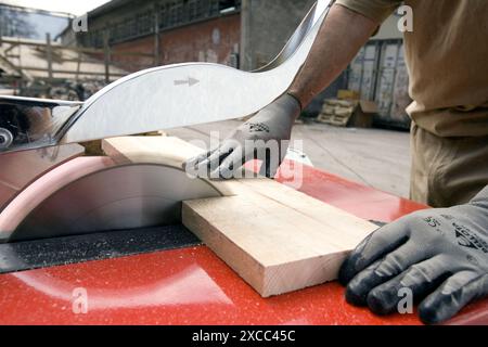 Macchinari da costruzione, da banco sega con woodcutting sega circolare Foto Stock